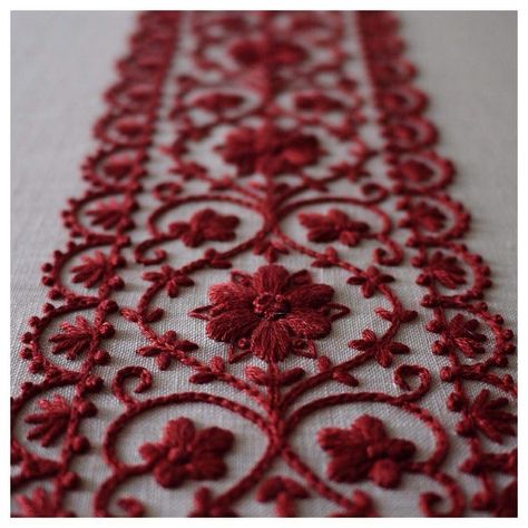 Yumiko higuchi embroidery Red Floral Embroidery, Yumiko Higuchi, Neck Patterns, Winter December, Floral Embroidery Patterns, Hand Embroidery Videos, Border Embroidery Designs, Bead Embroidery Patterns, Hand Work Embroidery