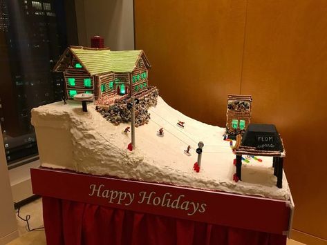 Homemade Gingerbread House, Gingerbread House Candy, Cool Gingerbread Houses, Gingerbread House Designs, Gingerbread House Cookies, Gingerbread House Decorations, World Map Art, Christmas Gingerbread House, Christmas Minis