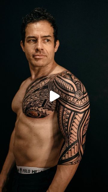 202 likes, 26 comments - marcoscolbert.ink em January 17, 2023: "Maori Lung (braço + peitoral) do @rocha_pauloantonio 8 meses após ter vencido o câncer de pulmão, Paulo me procurou para fazer uma maori com um símbolo que representasse sua vitória. 📸/📹: @hisnameistobi . . . #tattoo #ink #viral #mentattoo ##foryoupage #tattoosp #maoritattoo #maori #geometrictattoo #mentattoo #musclecar #gayﬁtness #insta #beardstyle #beardman". Chest Maori Tattoo Designs, Maori Chest Tattoo, Maori Animal Tattoo Designs, Maori Portrait, Tattoo Maori Perna, Muscle Car