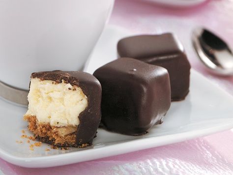 Chocolate-Covered Cheesecake Bites Chocolate Covered Cheesecake Bites, Caramel Cheesecake Bites, Chocolate Caramel Cheesecake, Chocolate Covered Cheesecake, Cheesecake Bites Recipe, Coconut Dessert, Cake Bites, Caramel Cheesecake, Gateaux Cake