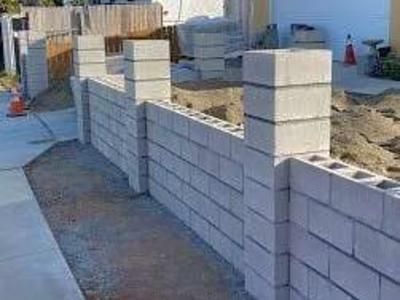 Bricklayer Concrete Fence Wall Design Ideas, Modern Fence Design Concrete, Concrete Fence Wall Modern, Muro Exterior Fachada, Concrete Block Fence, Patios Ideas Backyard, Wall Fence Design, Fire Pit Patio Ideas, Concrete Fence Wall