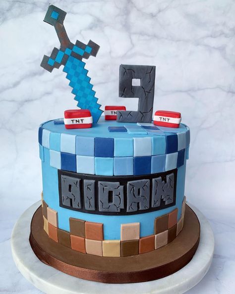 30 Minecraft cake ideas - A Pretty Celebration Minecraft Theme Cake, Minecraft Cake Ideas, Minecraft Cake Designs, Pastel Minecraft, Jurassic World Cake, Creeper Cake, Amazing Cake Ideas, Minecraft Cupcakes, Diamond Cake