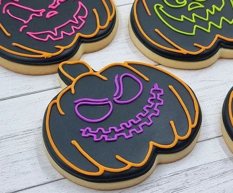 Neon Halloween Cookies, Cookie Halloween Decorating, Halloween Bat Cookies Decorated, Sugar Cookie Designs Halloween, Halloween Cat Cookies Decorated, Sugar Cookie Halloween Decorating, Scary Halloween Cookies Decorated, Cookie Cake Decorating Ideas Halloween, Boo Cookies Decorated