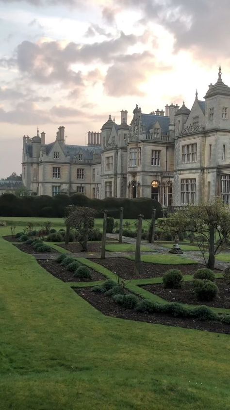 Old Mansion Exterior, English Manor Houses Country Estate, Victorian Mansion Exterior, Old Mansion Aesthetic, Evil Raccoon, Manor Exterior, Old Victorian Mansions, Manor Aesthetic, Mansion Aesthetic