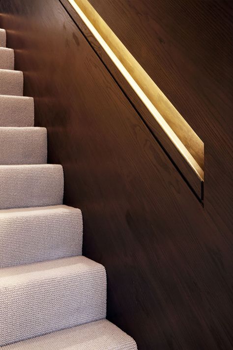 The lighting in the built-in handrails of these modern wooden stairs, is concealed by the top part of the railings and continues from the bottom of the staircase all the way up to the top floor. درابزين السلم, Handrail Lighting, Staircase Lighting Ideas, Stairs Lighting, Hidden Lighting, Stairway Lighting, Handrail Design, Staircase Handrail, Staircase Remodel