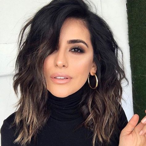 Long Hair Balayage Black, Soft Bayalage Brunette, Rambut Brunette, Beachy Hair, Subtle Highlights, Black Hair Color, Haircuts For Wavy Hair, Ombré Hair, Penteado Cabelo Curto