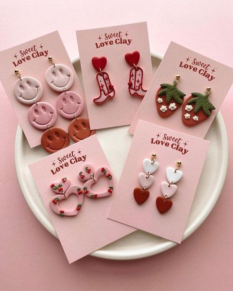 Valentines Etsy Ideas, Preppy Polymer Clay Earrings, Cute Earrings Polymer Clay, Valentine Day Earrings, Diy Cute Jewelry, Clay Diy Earrings, Easy Diy Clay Earrings, Earring Polymer Clay, Valentine Art Ideas