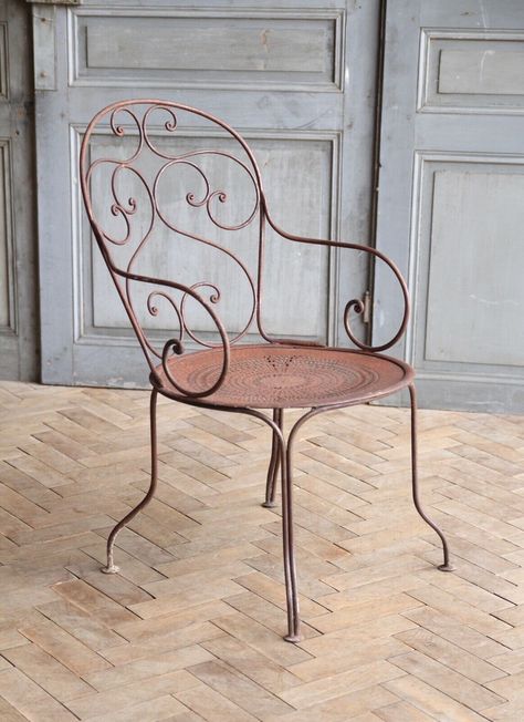 Vintage Antique French Bistro Garden Chairs Backyard Hangout, Metal Outdoor Chairs, Metal Bistro Chairs, French Bistro Chairs, Tuscan Garden, Antique Garden, Metal Chair, Garden Rooms, French Chairs