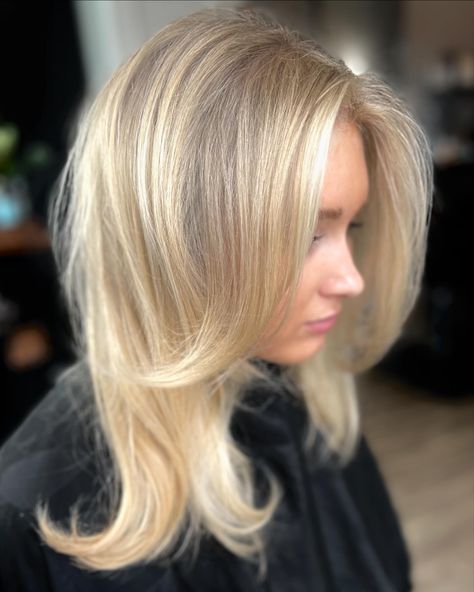 This deserved another spot on the grid 😚🤌 Reminder to book your summer blonding appointments now! ☀️👙 Blonding services available: 💛 Mini highlight- includes a few foils around front hairline. Perfect for a quick brighten up or for maintaining a money piece. 💛 Partial highlight- foils through the top & side sections of the hair. Perfect for a more dimensional, “darker underneath” look, or for in between appointments for full foils to refresh the most noticed areas. 💛 Full highlight- classi... Front Balayage, Curly Ginger, Sunny Blonde, Partial Highlights, Full Highlights, Blonde Layers, Money Piece, Short Layered Haircuts, Blonde Hair With Highlights