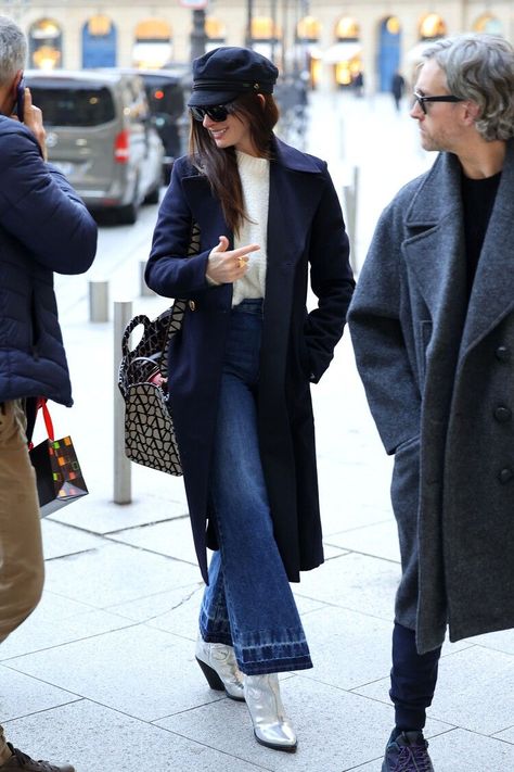 Anne Hathaway Body, Anne Hathaway Style, Shoe Trend, Looks Jeans, Metallic Shoes, Ageless Style, Celebrity Trends, Katie Holmes, Anne Hathaway