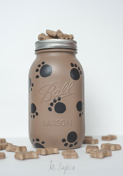 ขวดโหล Mason Jar, Painted Dog, Mason Jar Projects, Dog Treat Jar, Treat Jar, Diy Dog Treats, Dekor Diy, Jar Art, Diy Jar Crafts