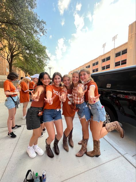 Ut Austin Outfit, Texas Tailgate Outfit, Ut Austin Gameday Outfit, Texas College Aesthetic, University Of Austin Texas, Ut Game Day Outfit, Ut Game Day Outfit Longhorns, Texas Football Game Outfit, College Football Gameday Outfit