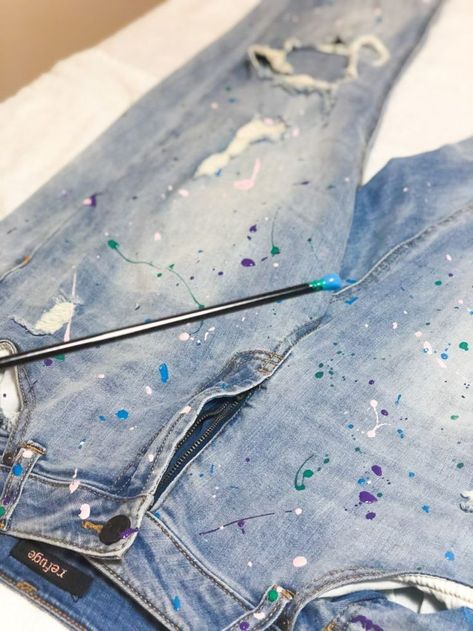 Paint splattered jeans are on trend, and can easily and affordably be made. Learn how to transform your old jeans for under $15 with my easy DIY tutorial (upcycled fashion tips). Stencil Jeans Diy, Diy Jeans Paint Ideas, Diy Paint Splatter Jeans, Mens Couture, Decorate Jeans, Repurpose Denim, Jean Painting, Painting Jeans, Paint Clothes