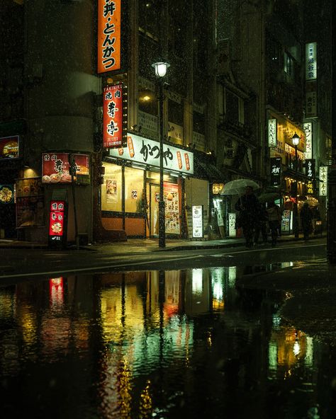 Stormy Nights ☔️🚶🏽🏮 You guys seen that new series Rippley in Netflix? It’s super good, I got inspired a bit by the monochrome look and edited this photo in a Neo Noir atmosphere but still remain colors, what you think? 📍Tokyo, Japan ___________________ • Camera: Sony A7RV • Lens: 35mm G Master Series • ISO: 400 •Aperture: f/4.5 •Shutter speed: 1/160 _______________________ Neo Noir Aesthetic, Sony A7rv, Japanese Neighborhood, Noir Aesthetic, Japanese Restaurant Design, Neon Noir, Camera Sony, Outdoor Aesthetic, Stormy Night