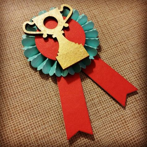 #scrap #scrapbook #scrapbooking #cucarda #cockade #trophy #gold #mint #red #handmade #homemade #homedecor #decor #DIY Homemade Trophy, Homemade Trophies, School Activity, School Activities, Decor Diy, Christmas Party, Art Projects, Scrapbooking, Arts And Crafts