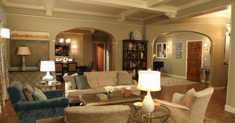 Olivia Pope Apartment Decor, Elle Decor Living Room, Fitzgerald Grant, Movie Inspiration, Gorgeous Apartment, Bachelorette Pad, Olivia Pope, Hollywood Homes, Wood Door