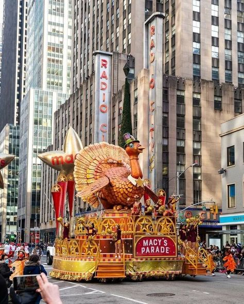 Macys Thanksgiving Day Parade Aesthetic, New York Thanksgiving, Thanksgiving Dining, Macy’s Thanksgiving Day Parade, November Holidays, Thanksgiving Parade, Christmas Dreaming, Thanksgiving Day Parade, Happy Thanksgiving Day