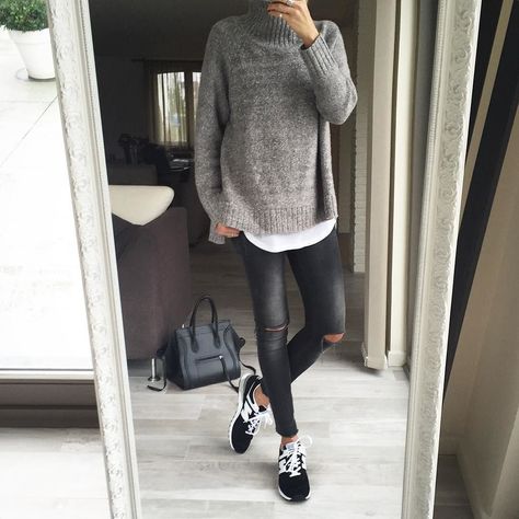 via @banso73 on Instagram Chunky Sweater Outfit, New Balance Outfit, Tennis Shoes Outfit, Legging Outfits, Outfit Jeans, Athleisure Outfits, Mode Inspo, Sporty Outfits, Ootd Outfit