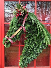 Julkransar Diy, Horse Head Wreath, Horse Wreaths, Creative Wreaths, Christmas Horses, Christmas Front Doors, Horse Diy, Christmas Porch, Noel Christmas