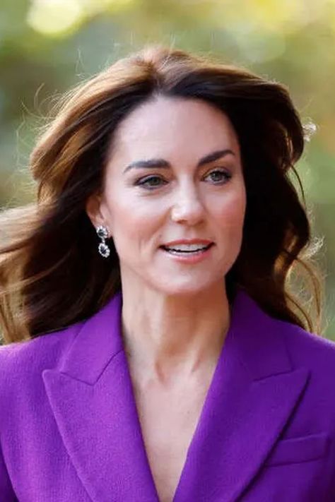 Em meio a uma batalha contra o câncer, Kate Middleton deixará a Inglaterra. Atitude da princesa deixa ingleses ‘perturbados’ Kate Middleton | Foto: Getty Images Princ Harry, Prince William Et Kate, Carole Middleton, Trooping The Colour, Abdominal Surgery, Antonio Brown, Purple Suits, Elisabeth Ii, Sarah Ferguson