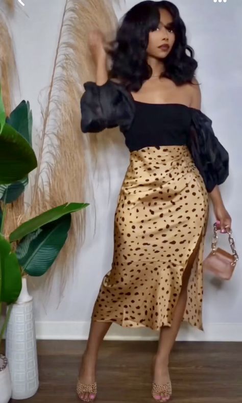 Silk Skirt Animal Print, Satin Skirt Outfit Formal, Animal Print Skirt Outfit, Printed Skirt Outfit, Satin Skirt Outfit, Outfit College, Skirt Styles, Chic Chic, Animal Print Skirt