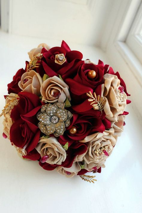 Beautiful red and gold wedding bouquet with jewels! Gold Wedding Bouquets, Elegant Wedding Colors, Red Gold Wedding, Gold Bouquet, Red Bouquet Wedding, Burgundy And Gold, Burgundy Wedding, Red Wedding, Trendy Wedding