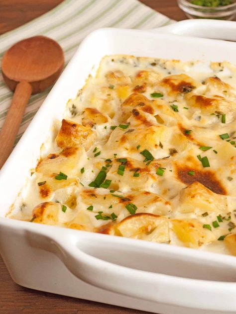 A creamy, cheesy potato side dish made with Yukon golds, cottage cheese, shredded fontina and fresh chives. Chive Potatoes, Cheesy Potato Side Dishes, Recipes Cheese, Queso Cottage, Potatoes Recipes, Cottage Cheese Recipes, Cheese Potatoes, Potato Side Dishes, Thanksgiving Side Dishes