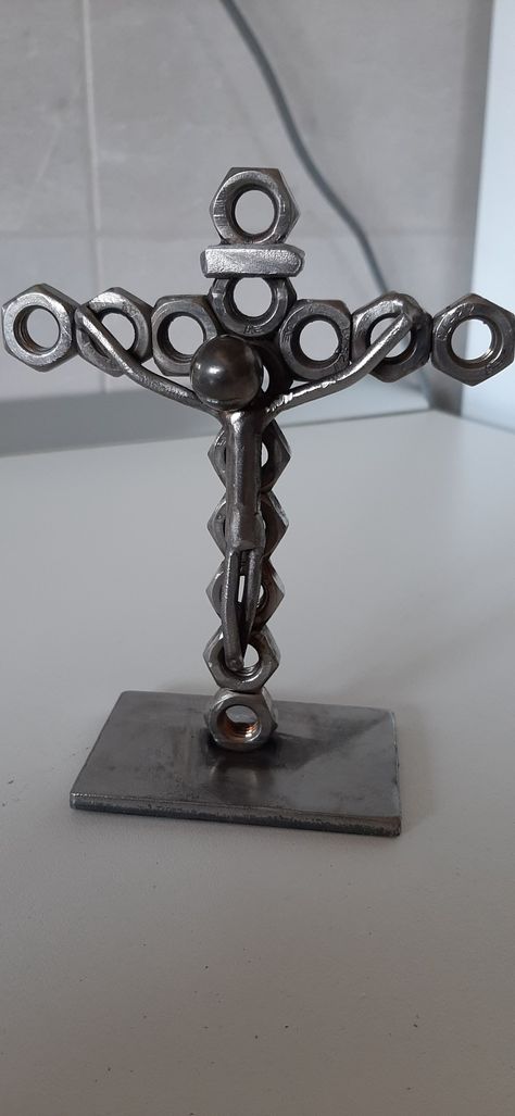 Cute Welded Gifts, Nut Bolt Art Metal Sculptures, Welded Cross Ideas, Cross Welding Projects, Cross Welding Art, Welded Nuts And Bolts Metal Sculptures, Hardware Crafts, Bolt Art, Horse Shoe Cross