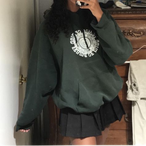 Dark Green With Black Outfit, Hoodie And Skirt Outfit Aesthetic, Pleated Skirt Hoodie Outfit, Hoody Outfits With Skirt, Green And Black Skirt Outfits, Skirts With Hoodies, Skirt Outfits With Hoodie, Mini Skirt With Sweatshirt, Tennis Skirt Hoodie Outfit