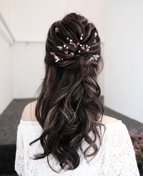 Sangeet Night Hairstyle, Cocktail Hairstyles Medium, Indian Hairdo, Cocktail Hairstyles, Reception Hairstyle, Hair Styal, Open Hairstyle, Reception Hairstyles, Curled Hairstyles For Medium Hair