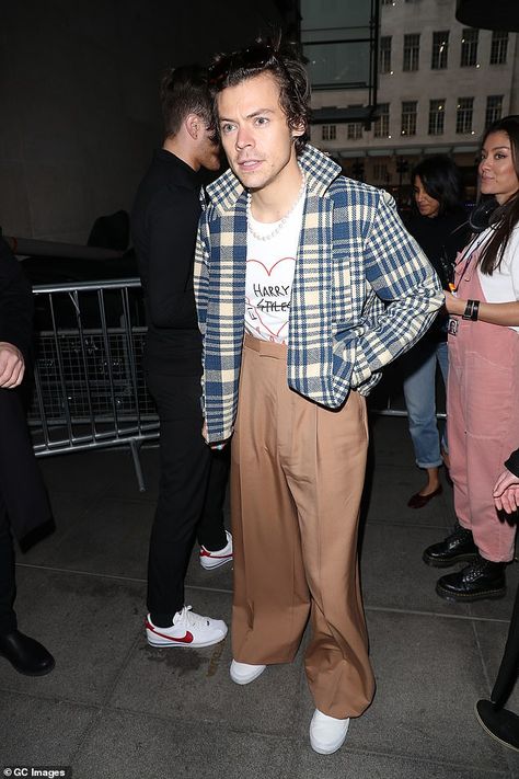 Harry Styles Looks, Harry Styles Fashion, Harry Styles Images, Checkered Suit, Harry Styles 1d, Severe Storms, Concert Outfits, Instagram Outfits, Fame Dr