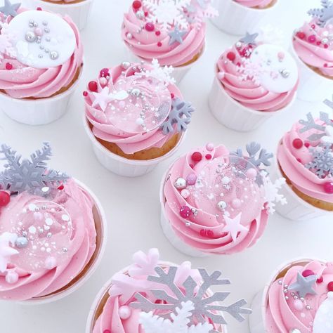 Winter Wonderland Cupcakes Pink, Pink Christmas Cupcakes, Pink Friendsmas, Winter Themed Cupcakes, Pink Winter Wonderland Party, Pink Christmas Cake, Onederland Cake, Winter Onederland Cake, Winter Cupcakes