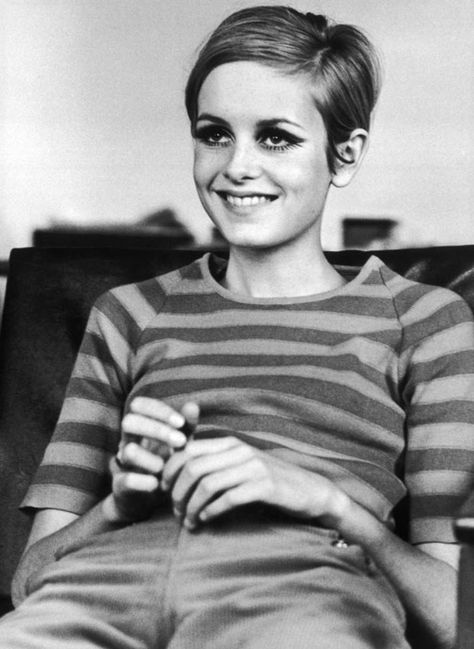 Twiggy. Twiggy Hair, Colleen Corby, Jean Shrimpton, Swinging Sixties, Studio 54, 1960s Fashion, Famous Faces, Pixie Hairstyles, White Photo