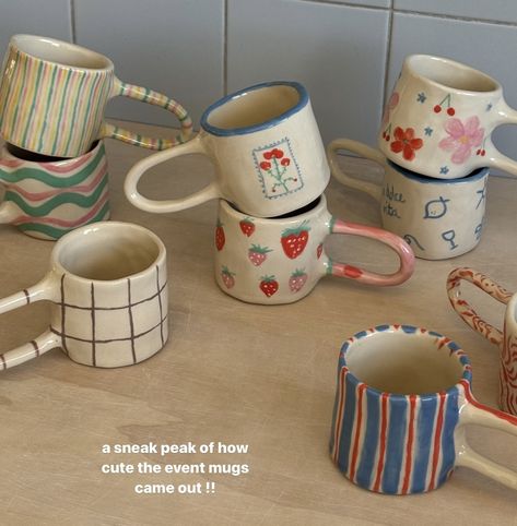 Aesthetic Cups And Mugs, Ceramic Takeaway Cup, Easy Glazing Ideas Pottery, Colorful Ceramic Mugs, Creative Mug Ideas, Cup Ceramic Design, Platos Aesthetic, Diy Mug Painting, Mug Painting Ideas Aesthetic