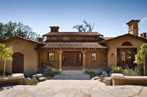 Spanish hacienda home Courtyard Mediterranean, Mediterranean Farmhouse Exterior, Rustic Mediterranean Farmhouse, Small Spanish Style Homes, Mediterranean Farmhouse, Spanish Interior Design, Spanish Interior, Hacienda Homes, Rustic Mediterranean