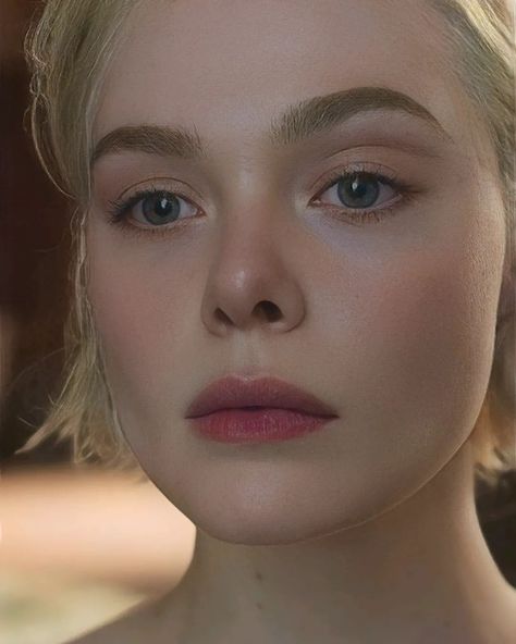 Elle Fanning Aesthetic, Pale Face Makeup, Summer Eyeliner, Bambi Makeup, Mask Time, Pale Skin Makeup, Pale Makeup, Fair Skin Makeup, Celebs Without Makeup