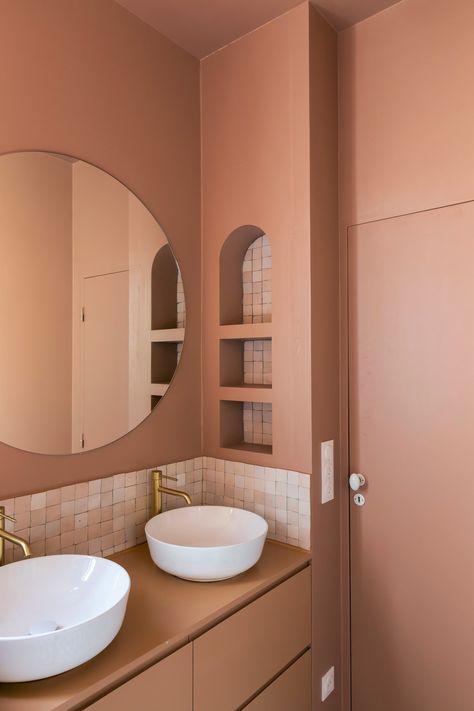 Colour is an important factor in a bathroom - most people want something relaxed and calming, but that doesn't have to mean shades of grey. This bathroom has been painted a gorgeous pinky terracotta called Rose Turc by @argilepienture. https://chelseadesignquarter.co.uk/member/argile/ #argiledesignworkplace #argilepeinture #deco #design #home #inspiration #fashion #interiordesign #homedecor #homedesign #interiors #luxuryliving #currentdesignsituation #pressedeco #designer #instadeco ⁠ Bathroom Wallpaper Trends, Terracotta Bathroom, Bathroom Wallpaper Modern, Bathroom Wall Colors, Painting Bathroom Tiles, Small Bathroom Wallpaper, Green Tile Bathroom, Deco Bathroom, Bathroom Trends