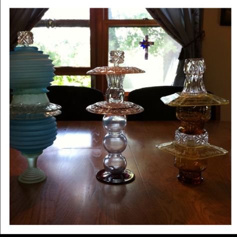 Garden art made from old dishes :) Old Dishes, Glass Tower, Garden Totems, Dish Garden, Glass Dishes, Tiered Cake Stand, Yard Art, Bird Feeders, Bird Bath