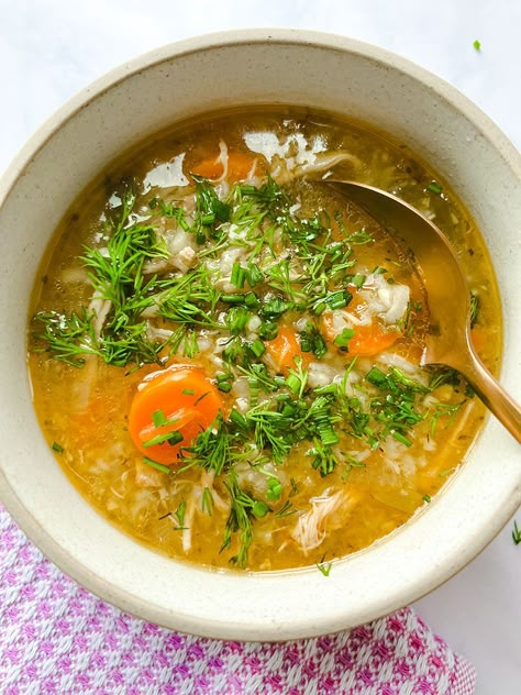 Step up your chicken soup recipe by adding in leeks and rice! This leeky chicken soup is nutritious and delicious for a cozy night. Chicken Leek Soup, Chicken And Leek Recipes, Leeks Soup Recipes, Healthy Eating Quotes, Baked By Melissa, Leek Recipes, Chicken Soup Recipe, Leek Soup, Veggie Soup