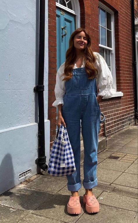 Prego Outfits, Color Jeans, Overall Outfit, Overalls Outfit, Mum Fashion, Winter Outfit Inspiration, Fashion Mistakes, Outfit Inspo Fall, Looks Style