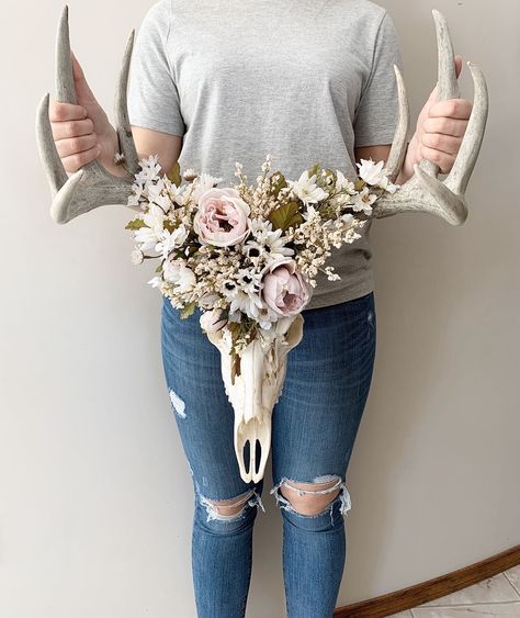 Skull With Dried Flowers, Girly Deer Mount, European Mount With Flowers, Deer Skull Wreath, Boho Deer Skull Wall Decor, European Deer Mount Ideas Girly, How To Decorate With Deer Mounts, Buffalo Skull Decor, Deer Antler With Flowers