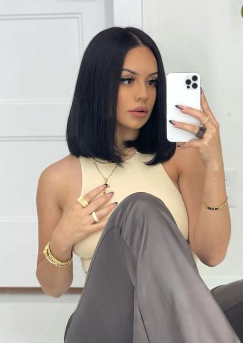 Diagonal Forward Haircut Medium, Short Hair For Round Face Straight, Latina Bob Hairstyles, Short Black Hair Outfits, Selena Gomez Short Haircut, Straight Cut Bob Shoulder Length, Short Hair Shoulder Length Straight, Straight Black Hair Short, Scheana Shay Hair Short