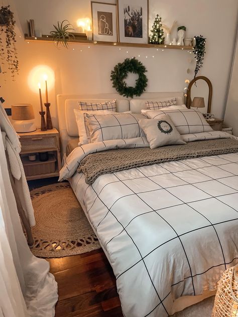 Bedroom Without Tv Ideas, Main Bedroom Ideas Cozy, Cozy Bedroom Ideas Vintage Cottage Style, Bed Rooms Furniture, Christmas Decor Balcony, Bed Inspo Ideas, Balcony Christmas Decorations, Bed Rooms Design, Styling Bedding