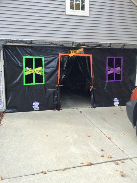 Garage Party Halloween Garage Decorations Party, Decorate Garage For Halloween Party, Classroom Trick Or Treat Ideas, Garage Into Party Space, Halloween Party In Garage Ideas, Halloween Candy Table Trick Or Treat, Halloween Garage Party Decorations, Halloween Party Garage, Garage Halloween Decor