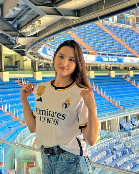 Real Madrid Outfit Women, Real Madrid Jersey Outfit Women, Football Jersey Outfit Real Madrid, Real Madrid Jersey Aesthetic, Real Madrid Jersey Outfit, Real Madrid Women, Real Madrid Girl, Real Madrid Girls Fans, Madrid Girl