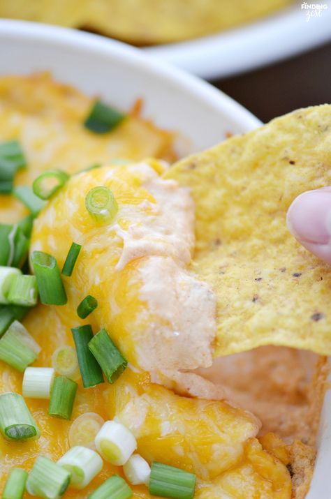 Cheesy Chicken Enchilada Dip to Wow Your Crowd Hot Dip Recipe, Super Bowl Food Easy, Enchilada Dip, Chicken Enchilada Dip, Dip Recipes Hot, Small Bites Appetizers, Chicken Dip Recipe, Cheesy Chicken Enchiladas, Cheesy Dip