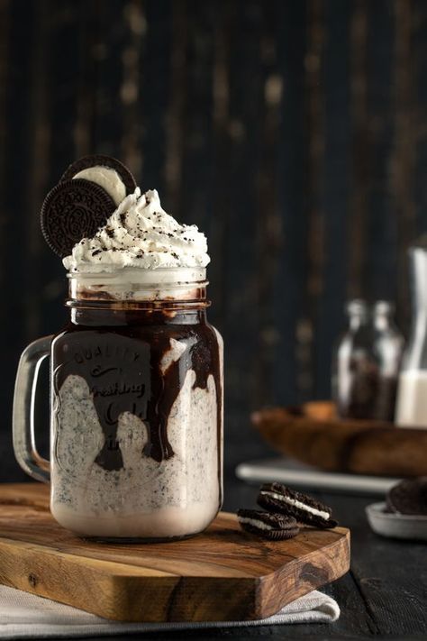 Shakes Photography, Frappe Aesthetic, Freakshakes Recipe, Mafia Princess, Food Photography Lighting, Oreo Shake, Restaurant Drinks, Art Direction Photography, Food Drink Photography