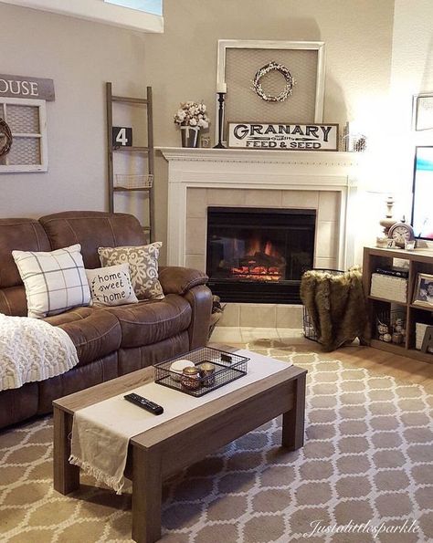 Cozy living room, brown couch decor, ladder, winter decor Brown Couch Decor, Apartment Wishlist, Cozy Farmhouse Living Room, Brown Couch Living Room, Farmhouse Living Room Decor Ideas, Rustic Farmhouse Living Room, Modern Farmhouse Living, Cottage Shabby Chic, Brown Couch