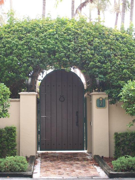 Ft. Lauderdale gate Courtyard Gate Ideas, European Gate Design, Arch Gate Entrance, Arched Fence Gate, Backyard Gate Arch, Circle Gate, Wood Driveway Gate, House Door Design, Arched Wooden Gate