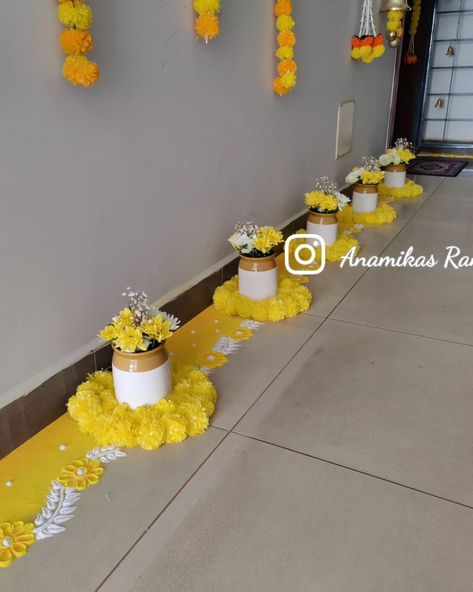 Welcoming Ganpati Bappa into our hearts and home with love and festive decor. Adorning the entrance with a lush Banana leaf Toran and a bright yellow-themed Rangoli, adding a touch of nature and warmth to his arrival. #GanpatiBappaMorya #BananaLeafDecor #YellowThemeDecor #FestiveVibes #GanpatiDecoration #NatureInspiredDecor #DivineDecor #EcoFriendlyDecor #GanpatiAtHome #TraditionalDecor #RangoliDesign #BananaLeafToran #GaneshChaturthiCelebration #HomeDecorIdeas #FestiveColors Diwali Home Entrance Decor, Diwali Entrance Decorations, Entrance Rangoli Designs, Haldi Decoration Ideas At Home Simple Diy, Diwali Theme Rangoli, Diwali Entrance Decor, Welcome Rangoli Design Entrance, Haldi Decoration Ideas At Home Simple, Diwali Theme Decoration